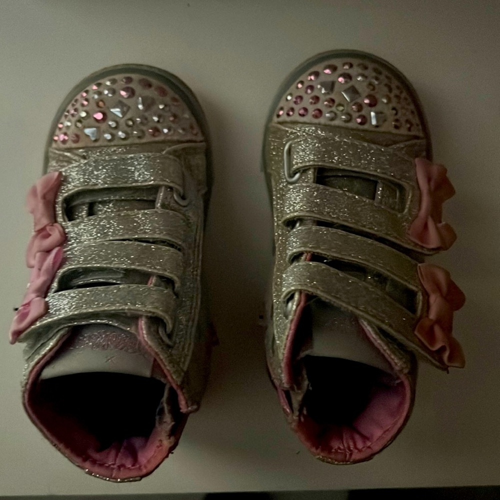 4.99! Shippin this weekend! Light up twinkle toes!..